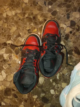 Zapatillas Jordan Rojas y Negras