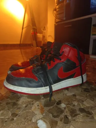 Zapatillas Jordan Rojas y Negras