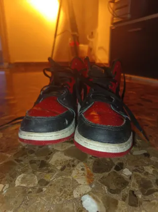 Zapatillas Jordan Rojas y Negras