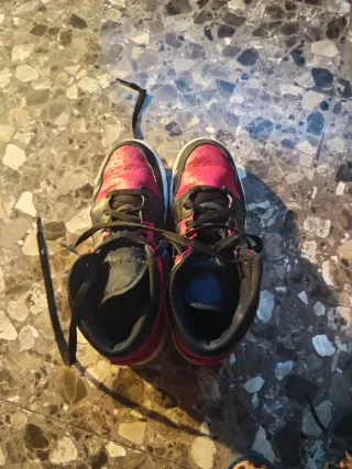 Zapatillas Jordan Rojas y Negras