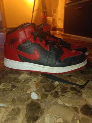 Zapatillas Jordan Rojas y Negras