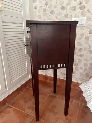 Mesita de noche de madera oscura
