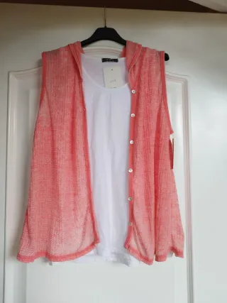 2-Conjuntos chaleco rosa y camiseta  blancas