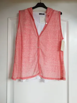 2-Conjuntos chaleco rosa y camiseta  blancas