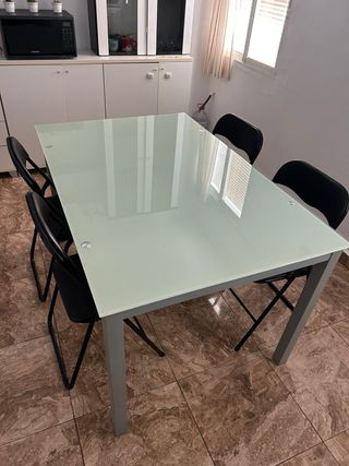 Muebles, mesas, armario..