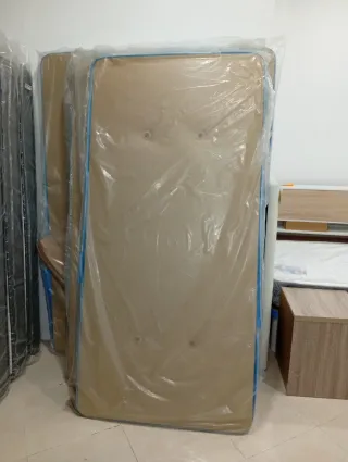 Base tapizada beige y patas Información 742018324