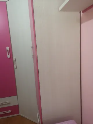 Armario infantil rosa y blanco