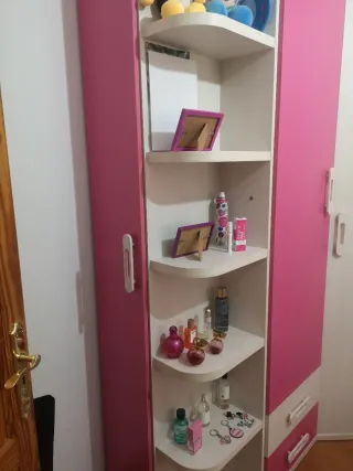 Armario infantil rosa y blanco