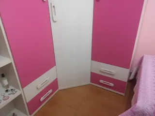 Armario infantil rosa y blanco