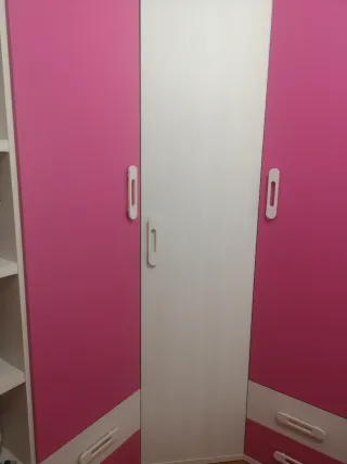 Armario infantil rosa y blanco