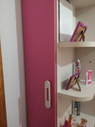 Armario infantil rosa y blanco