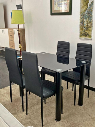 Mesa Negra + 4 Sillas nuevo en oferta!