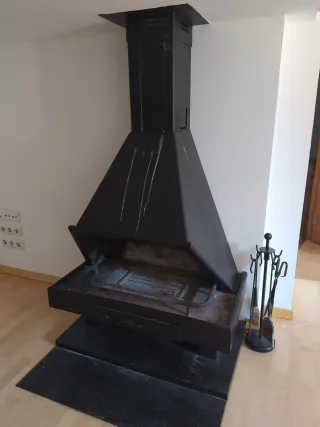 Chimenea metálica negra