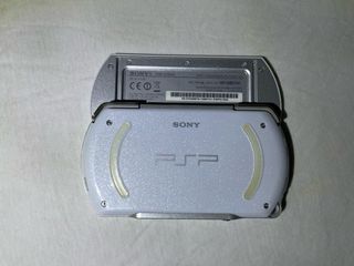 PSP Go Blanca + Cargador + Funda