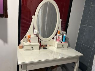 Tocador blanco con espejo ovalado