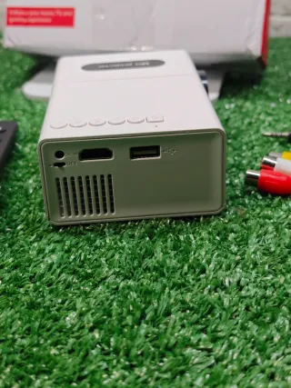 Mini proyector blanco con mando