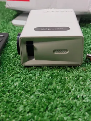 Mini proyector blanco con mando