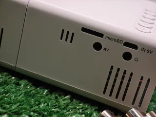 Mini proyector blanco con mando