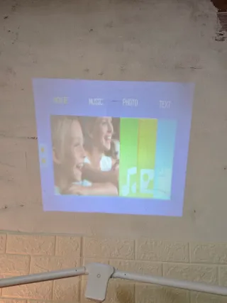 Mini proyector blanco con mando