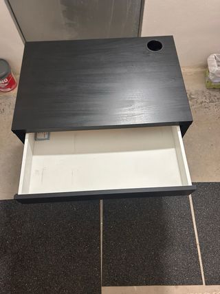 Escritorio de madera negro