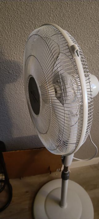 Ventilador de pie blanco