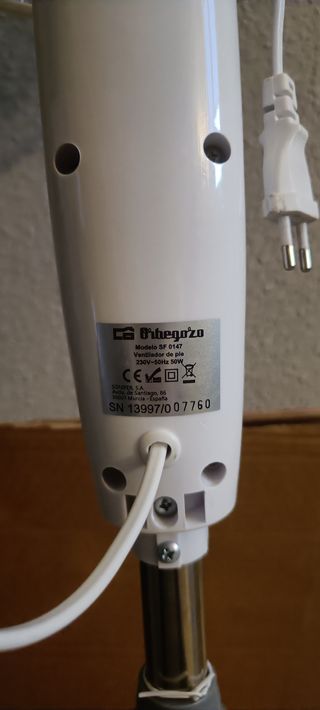 Ventilador de pie blanco