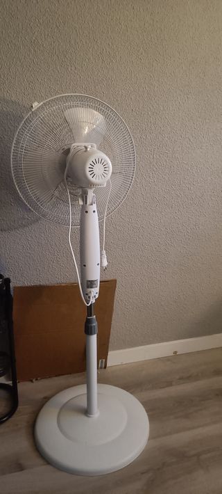 Ventilador de pie blanco
