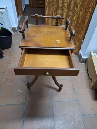 Mesa auxiliar antigua de madera
