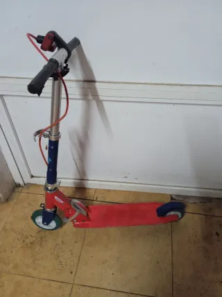 Patinete infantil rojo y azul