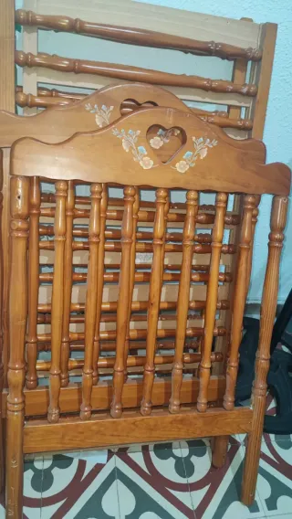 Cuna de madera con diseño de corazón