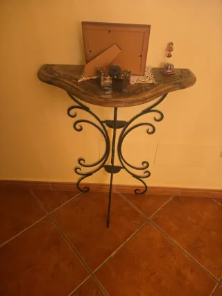 Entradita espejo y mesa y lámpara