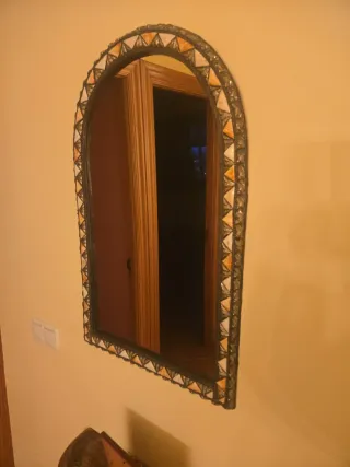 Entradita espejo y mesa y lámpara