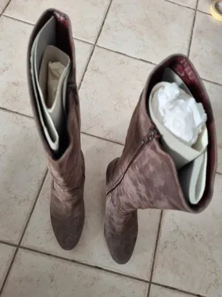 Stivali marroni scamosciati con tacco