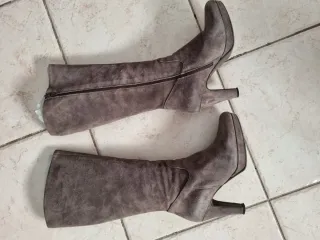 Stivali marroni scamosciati con tacco