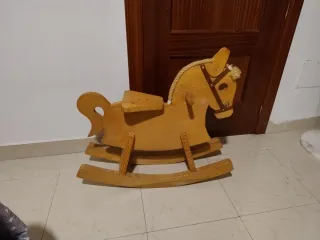 Caballo balancín infantil de madera