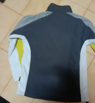 Sudadera polar gris y amarilla