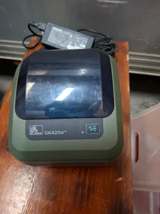 Impresora de etiquetas Zebra gris