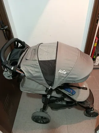 Carrito de bebé Joie gris