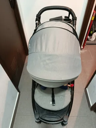 Carrito de bebé Joie gris