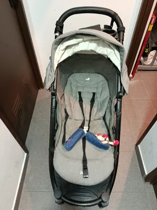 Carrito de bebé Joie gris