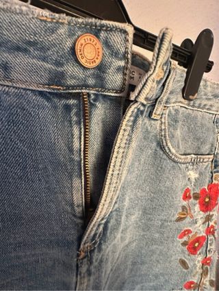 Minifalda vaquera con flores bordadas