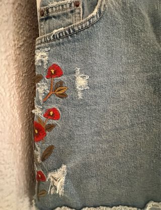 Minifalda vaquera con flores bordadas