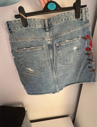 Minifalda vaquera con flores bordadas
