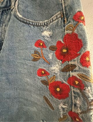 Minifalda vaquera con flores bordadas