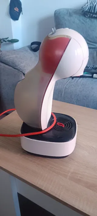 Cafetera Dolce Gusto Roja y Blanca