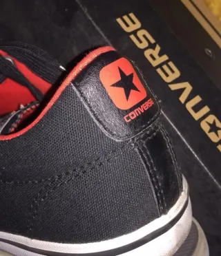 Zapatillas Converse Negras y Rojas