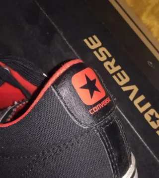 Zapatillas Converse Negras y Rojas