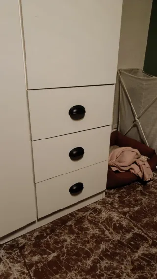 Armario blanco de madera