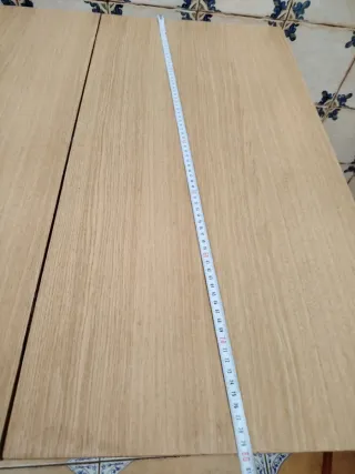 Mesa de cocina y 2 sillas de madera