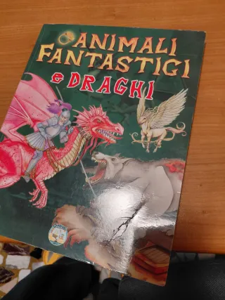 Libro animali fantastici e draghi